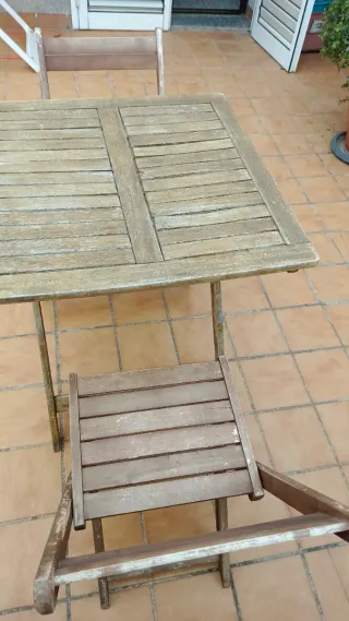 Mesa y 2 sillas de teka para  terraza o balcón.