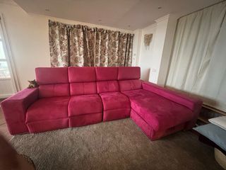 Sofá Seccional Eléctrico en color rojo frambuesa