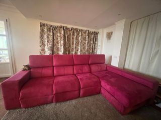 Sofá Seccional Eléctrico en color rojo frambuesa