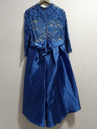 Vestido azul largo con encaje.