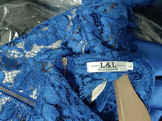 Vestido azul largo con encaje.