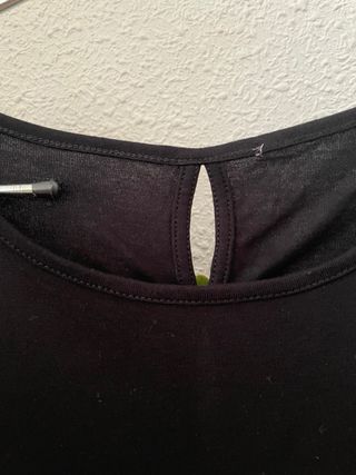 Camiseta negra con flores