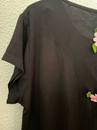 Camiseta negra con flores
