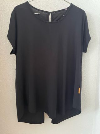 Camiseta negra con flores