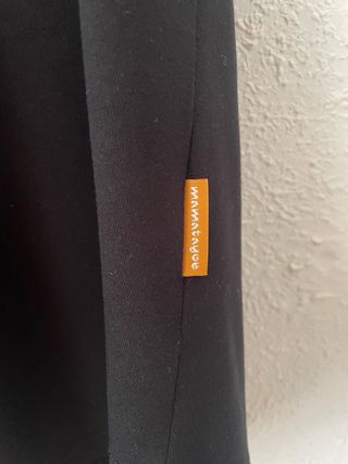 Camiseta negra con flores