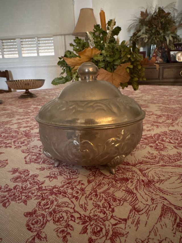 Bombonera antigua con tapa