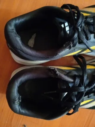 Zapatillas Adidas Negras y Amarillas