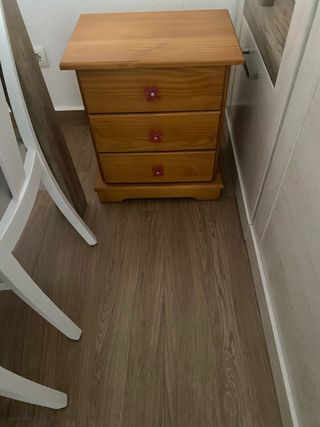 Mesita de noche de madera con cajones