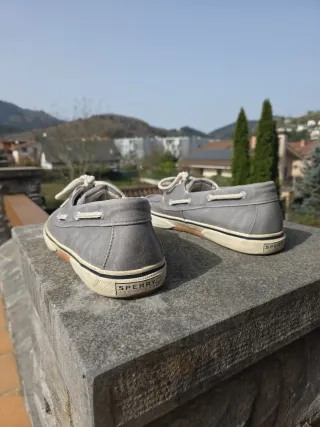 Náuticos Sperry grises
