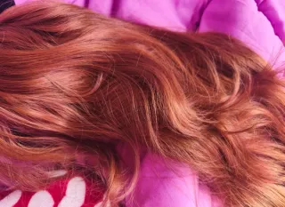 Peluca cobriza larga