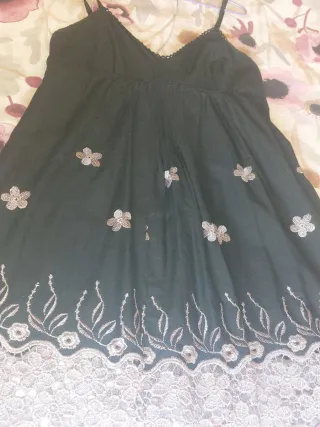 Vestido negro con flores