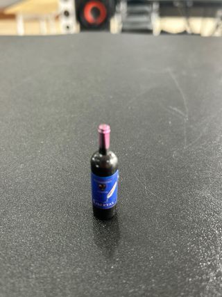 Confezione da 5 bottiglie di vino in scala 1:12