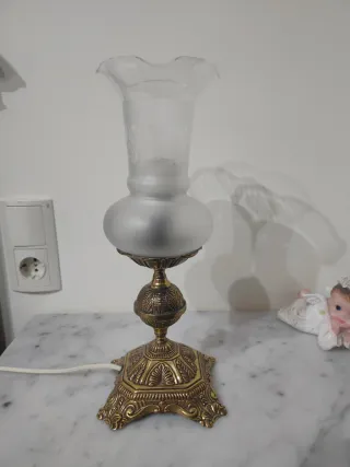 Lámpara de mesa dorada y cristal