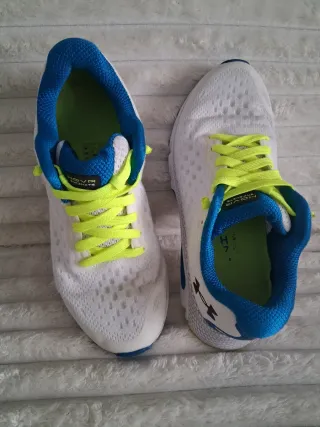 Zapatillas Under Armour Blancas y Azules