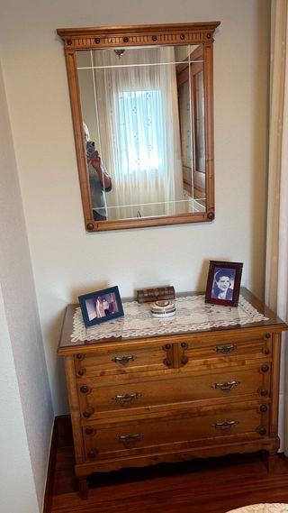 Cómoda de madera con espejo
