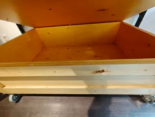 Caja de madera con ruedas