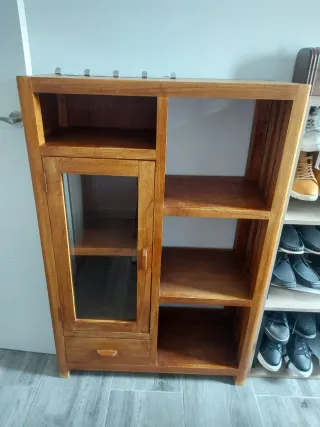 Mueble de madera con vitrina
