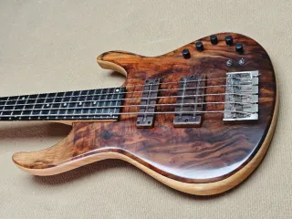 Bajo Eléctrico JCR Growlingman 5 Cuerdas