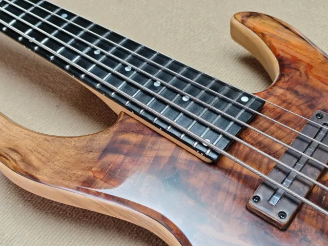 Bajo Eléctrico JCR Growlingman 5 Cuerdas