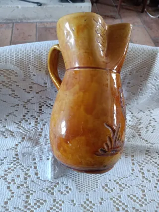 Boccale in creta con gallo