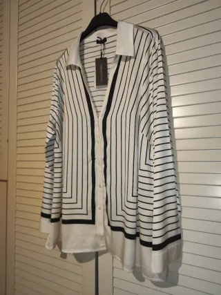 Camicia in raso di viscosa a righe con scollo a V