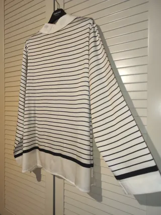 Camicia in raso di viscosa a righe con scollo a V