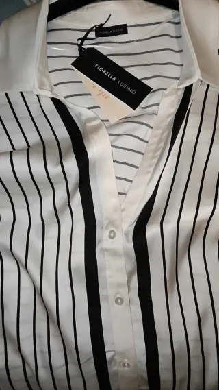 Camicia in raso di viscosa a righe con scollo a V
