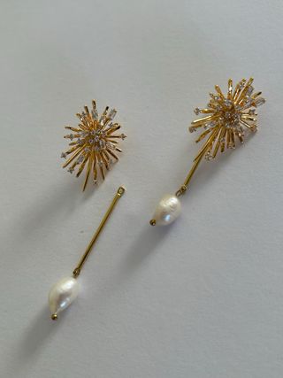 Pendientes fiesta acero dorado y perla natural.