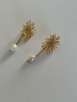 Pendientes fiesta acero dorado y perla natural.