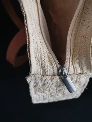 Bolso redondo de paja con asas de cuero