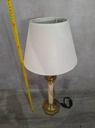 Lámpara de mesa dorada y transparente