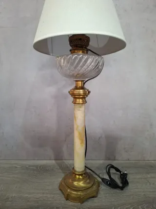 Lámpara de mesa dorada y transparente