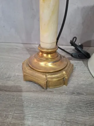 Lámpara de mesa dorada y transparente