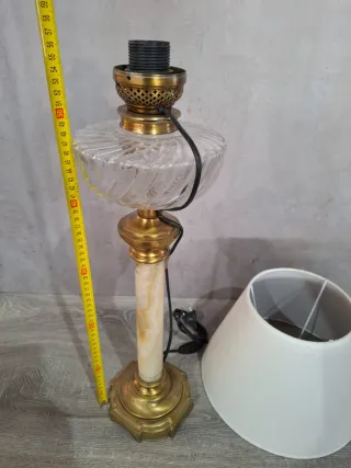 Lámpara de mesa dorada y transparente