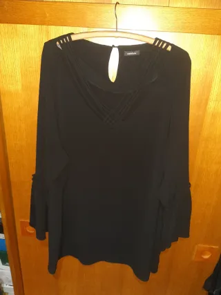 Blusa negra manga acampanada