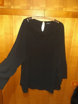 Blusa negra manga acampanada