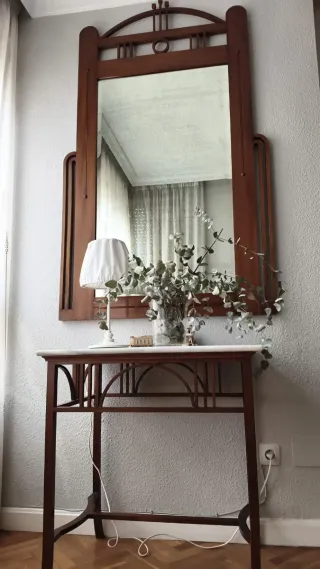 Muebles antiguos de madera y mármol