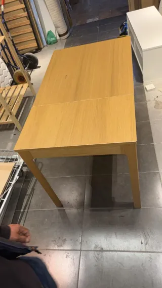 Mesa de madera marrón