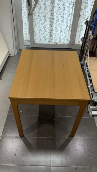 Mesa de madera marrón