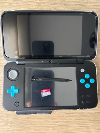 New Nintendo 2DS XL + Cargador