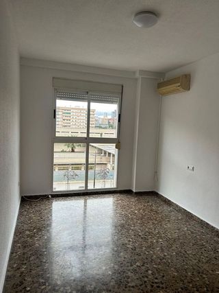 Piso en alquiler en Benicalap en Valencia