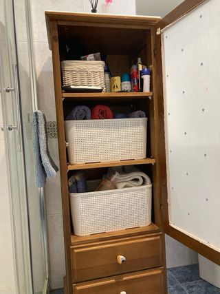 Mueble de madera con puerta de cristal
