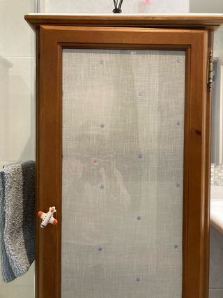 Mueble de madera con puerta de cristal