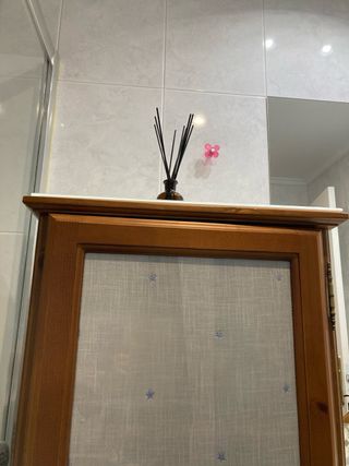 Mueble de madera con puerta de cristal
