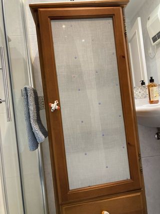 Mueble de madera con puerta de cristal