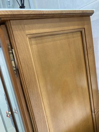 Mueble de madera con puerta de cristal