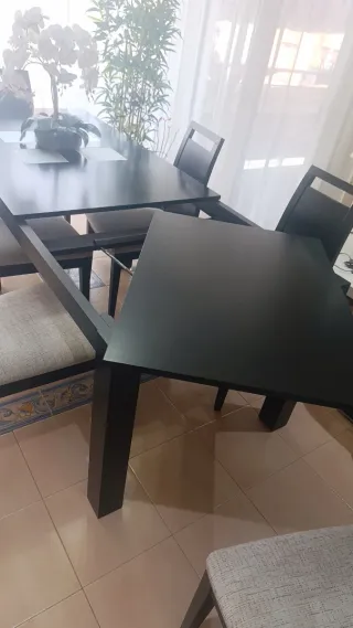 Mesa de comedor y 6 sillas negras