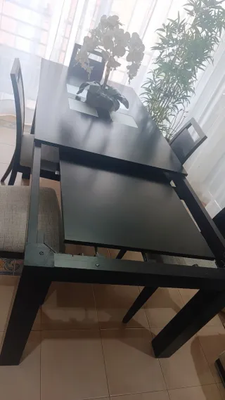 Mesa de comedor y 6 sillas negras