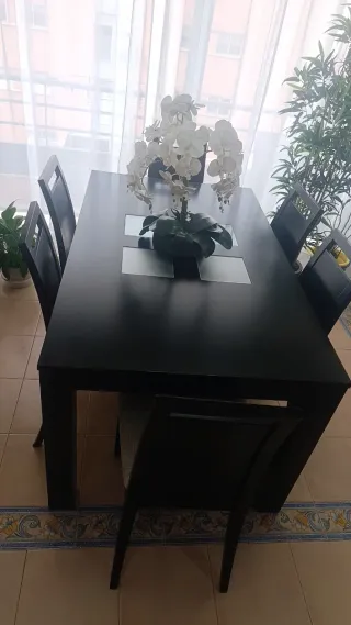Mesa de comedor y 6 sillas negras