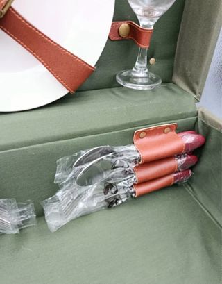 MALETA PICNIC DE MADERA TAPIZADA